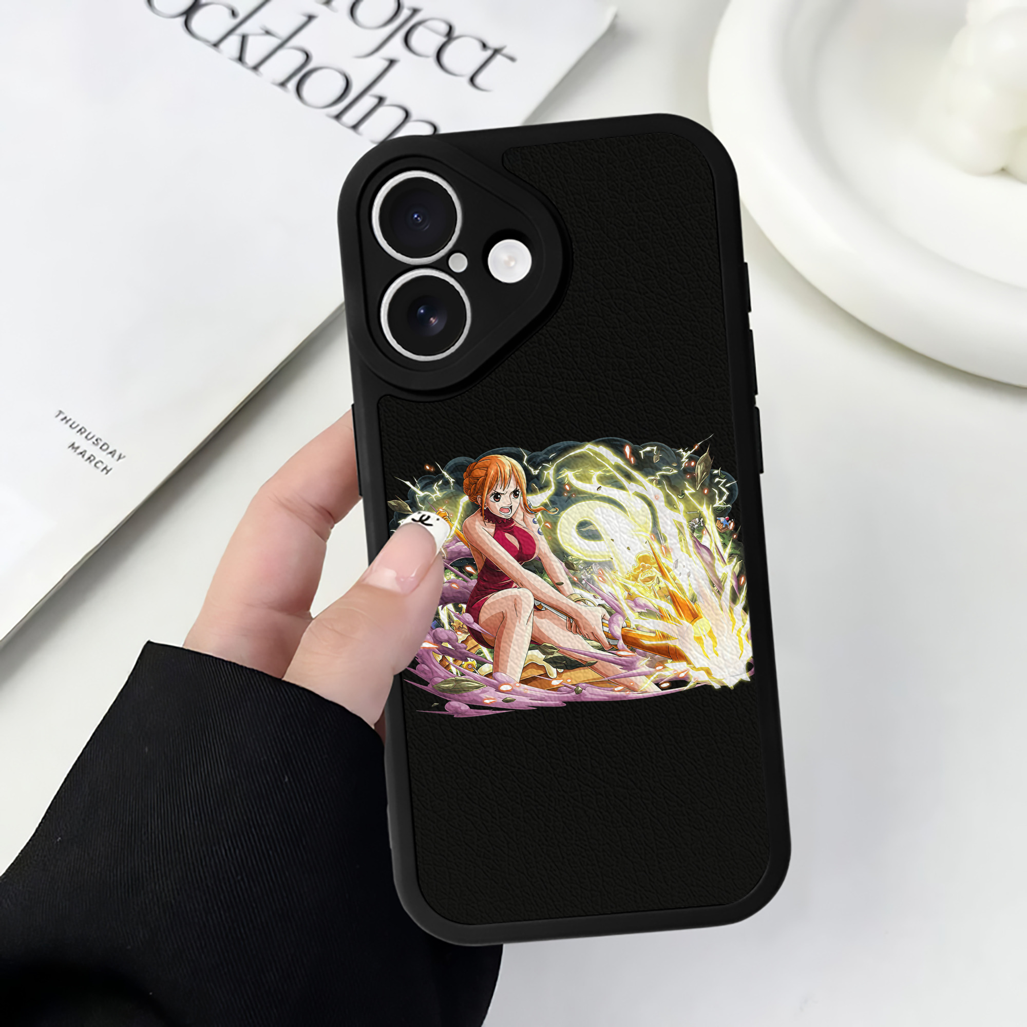 （画像用） ワンピース ナミ ONE PIECE Nami 【iPhone 16シリーズ対応】シリコンスマホケース（レザー調） 材質：シリコン